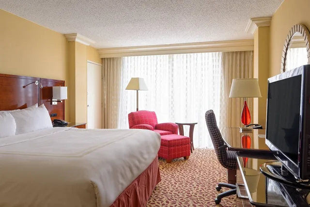 Room, King Bed, Accessible, Houston Marriott Uptown by the Galleria 3/7