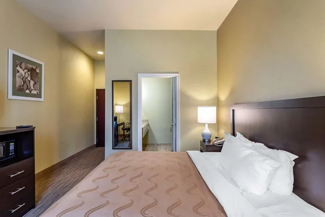 غرفة بسرير كينج، Sonesta Essential La Porte 2/5