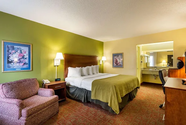 غرفة بسرير كينج للمدخنين، Quality Inn Blytheville, Ar 2/4