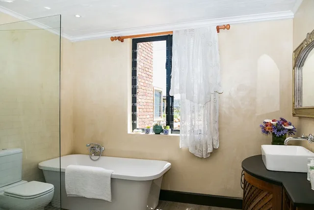 1 Bedroom, Luxury, Apartment, 1 Queen and 1 Single Bed, Lagoon View, Sofa، Narnia Guest House 3/3