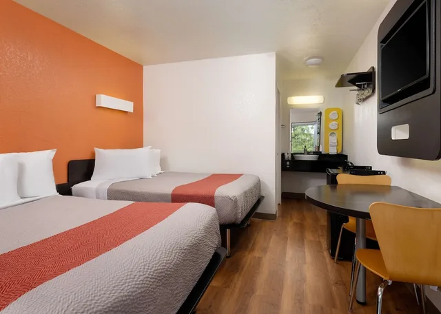 غرفة قياسية بسريرين مزدوجين، Motel6 Camarillo, CA 4/10