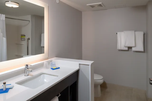 غرفة بزنس بسرير كينج، Holiday Inn Express Suites Tulsa Downtown Arts District 2/3