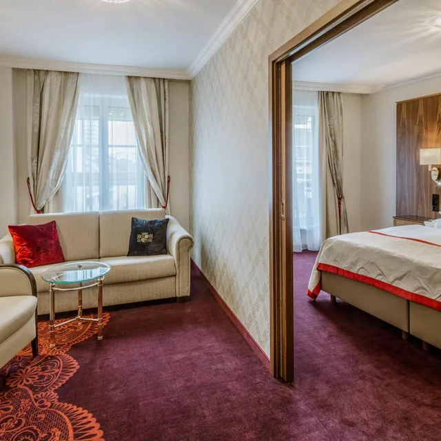 Suite, Stefanie 6/10