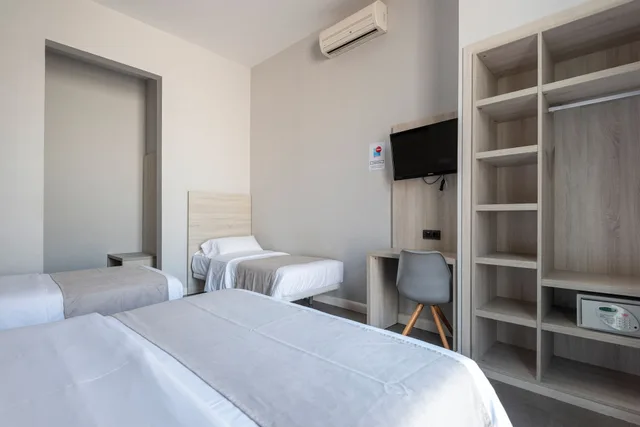 غرفة رباعية بسرير كوين وسريرين منفصلين بشرفة، Hostal Plaza Goya Bcn 2/5