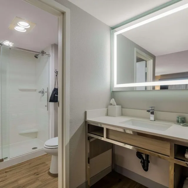 Room, King Bed, 2 Queen Beds, Freeway Side, Best Western Diamond Bar Hotel & Suites 4/4