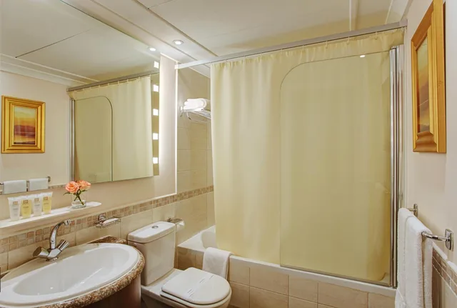 غرفة كلاسيكية ثلاثية بثلاثة أسرّة بإطلالة على المدينة، زمزم بولمان مكة(Pullman ZamZam Makkah) 5/8