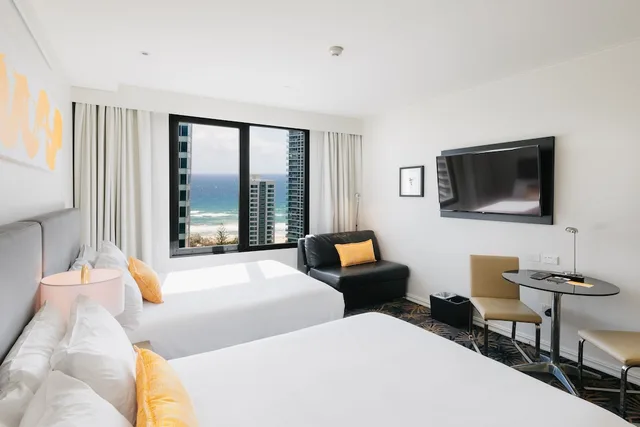 غرفة قياسية بسريرين مزدوجين بإطلالة على البحر، voco Gold Coast 1/8