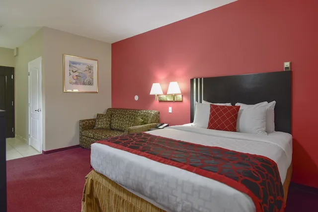 غرفة بسرير كوين بمطبخ صغير، Ramada by Wyndham 100 Mile House 1/5