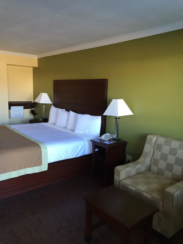 غرفة قياسية بسرير كينج للمدخنين، Americas Best Value Inn Suites Winona 4/7