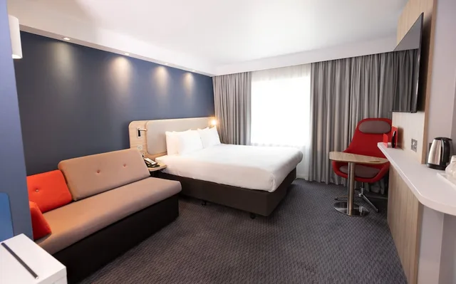Standard, Double Bed, Sofa, Holiday Inn Express Windsor 5/10
