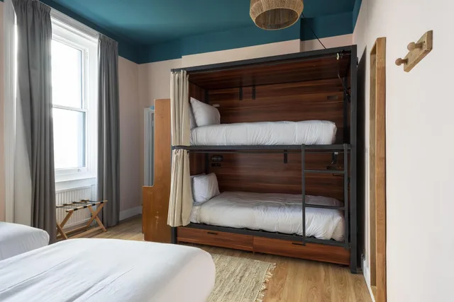 سكن مشترك مختلط صغير بثمانية أسرّة، West Beach Hotel 4/5