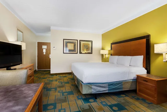 غرفة بسرير كينج لذوي الإعاقة، La Quinta Inn & Suites by Wyndham St. Pete-Clearwater Airpt 1/3
