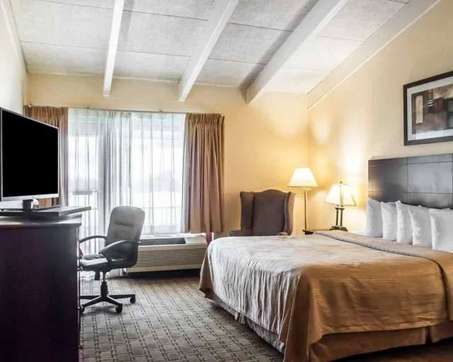 Room, King Bed, Quality Inn Buffalo Airport 1/2