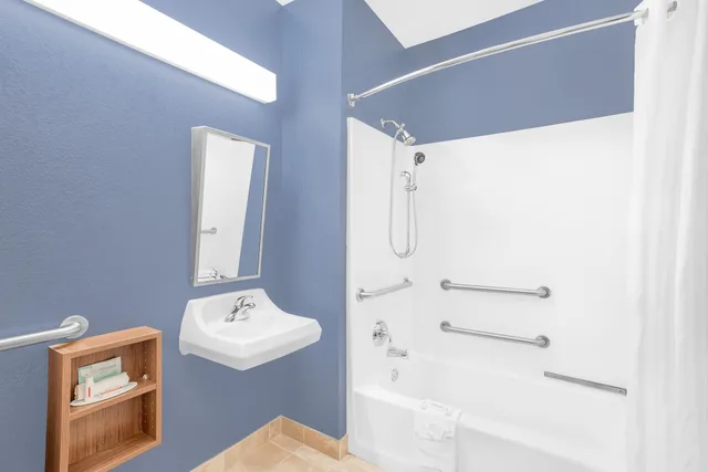 Room, 2 Queen Beds, Accessible, Microtel Inn & Suites By Wyndham Chili /Rochester Airport 3/3