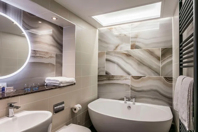 Suite, King Bed, Garden View, Bath and Shower، Castle Green Hotel In Kendal, BW Premier Collection 3/3