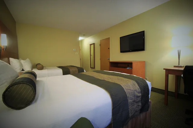Standard, 2 Double Beds, Quality Inn & Suites Hawkesbury 1/8