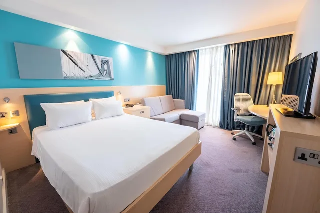 غرفة بسرير كينج مع أريكة، Hampton By Hilton Bristol Airport 3/8