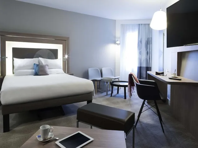 Executive, Queen Bed, Sofa, NOVOTEL CHATEAU DE VERSAILLES 3/6