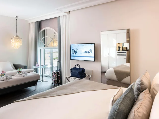 غرفة ديلوكس عائلية بسرير مزدوج أو سريرين منفصلين مع أريكة، Cures Marines Hotel Thalasso & Spa Trouville - MGallery Collection 1/4