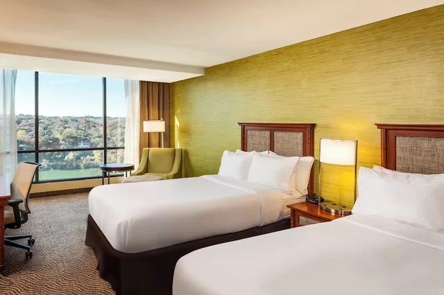 غرفة قياسية بسريرين مزدوجين بإطلالة على البحيرة في الطابق العلوي، Holiday Inn Austin Town Lake Hotel 1/4