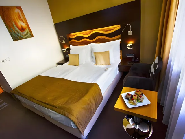 غرفة قياسية بسرير مزدوج وسريرين منفصلين، Danubia Gate Hotel 2/2