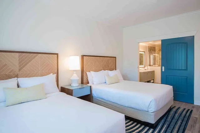 Resort, 2 Queen Beds, Accessible، Hawks Cay Resort 1/5