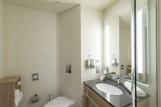 غرفة عائلية بسرير كوين مع أريكة، Hampton By Hilton Berlin City Centre Alexanderplatz 4/5