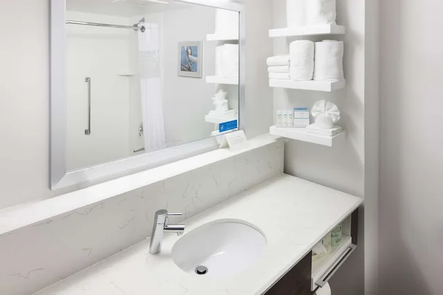 غرفة قياسية بسرير كينج لذوي الإعاقة، Hampton Inn Fort Lauderdale/Downtown Las Olas 7/9
