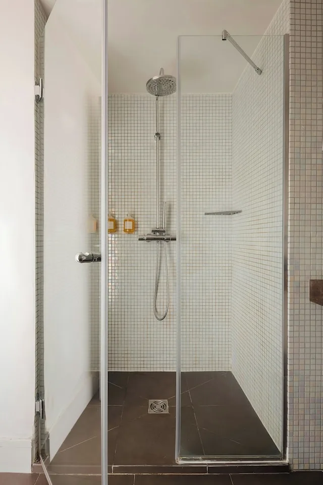 جناح بسرير كينج بشرفة مع أريكة، L Edmond Hotel Parc Monceau 5/5