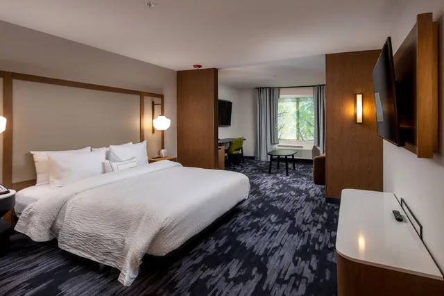 Suite, King Bed, Fairfield Inn Suites Little Rock Airport 2/5