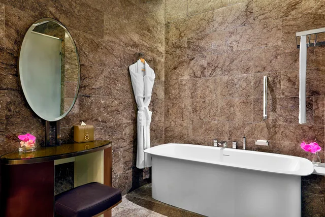 Diplomat, Suite, King Bed، Alrayyan Hotel Doha Curio Collection By Hilton 2/3