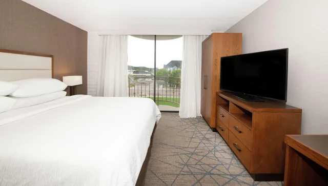جناح بسرير كينج بإطلالة على الجبل بغرفة نوم واحدة لذوي الإعاقة، Embassy Suite Hotel Colorado Springs 4/5