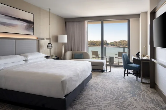 غرفة بسرير كينج بإطلالة على الشاطئ لذوي الإعاقة، JW Marriott Clearwater Beach Resort & Spa 1/3