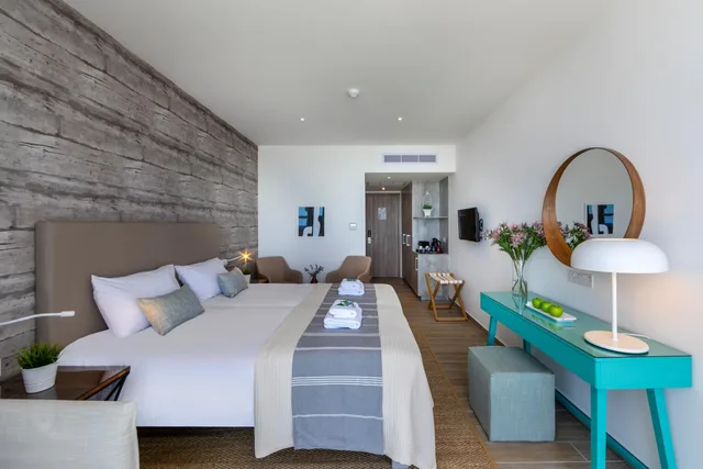غرفة ديلوكس تنفيذية مع دخول الصالة، Leonardo Plaza Cypria Maris Beach Hotel And Spa - Adults Only 1/6