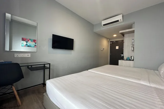 غرفة ديلوكس ثلاثية بسرير مزدوج وسرير فردي، OYO Townhouse, Selayang formerly RHR Hotel 3/5
