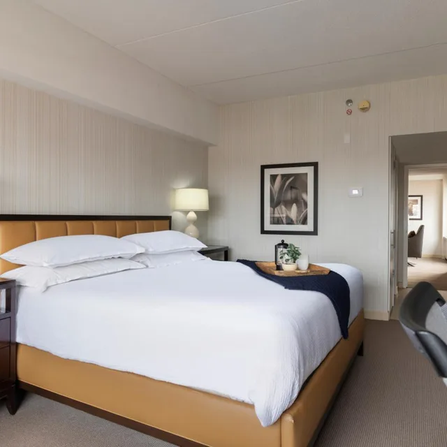 1 Bedroom, Executive, Suite, King Bed, Club Floor، The Stamford Hotel 1/3