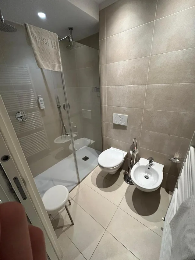 جناح، Hotel Fedora 5/6