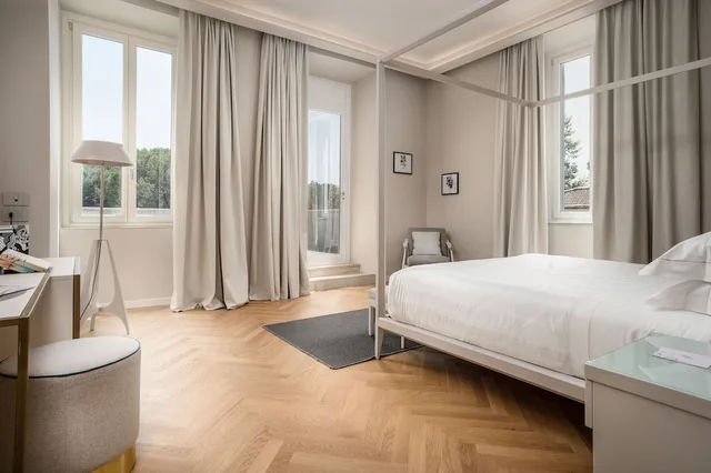 Signature, Suite, King Bed, Living and Dining Areas، Belvedere 1/2