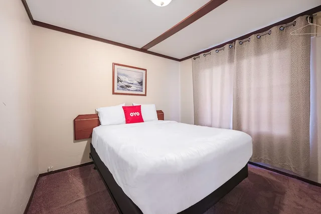 2 Bedrooms, Suite, 2 Queen Beds, OYO Hotel Portland OR near Airport 2/6