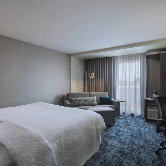 غرفة بسرير كينج مع أريكة، Courtyard St. Louis Brentwood 4/20