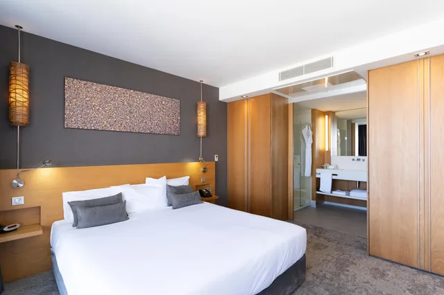 جناح بريستيج بسرير كينج وسريرين منفصلين بغرفتي نوم مع أريكة، Chateau Royal Beach Resort and Spa 4/10