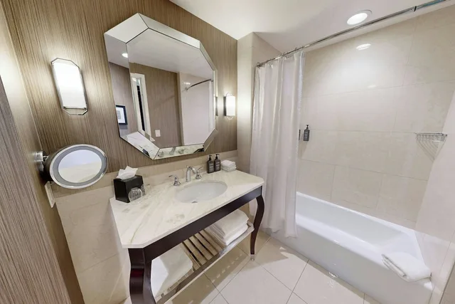 غرفة بريميوم بسريرين مزدوجين، SHERATON MCKINNEY HOTEL 6/9