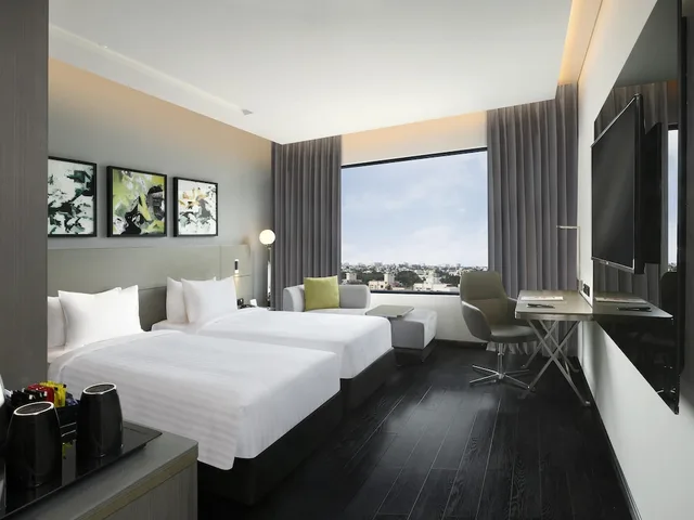 غرفة بريميير بسرير كينج بإطلالة على المدينة مع دخول الصالة في طابق مرتفع، Novotel Chennai Chamiers Road 2/7