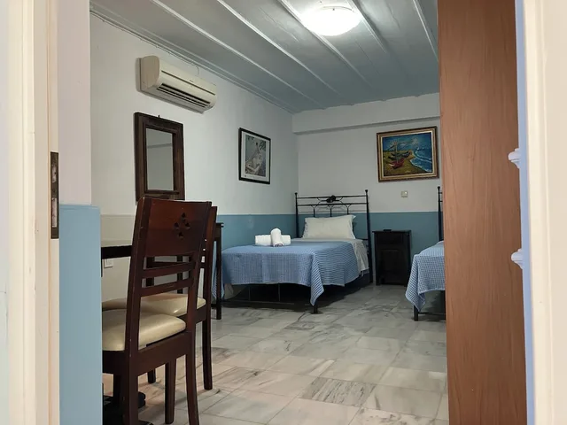 غرفة بسريرين منفصلين بإطلالة على الفناء، En Ermoupoli 2/3