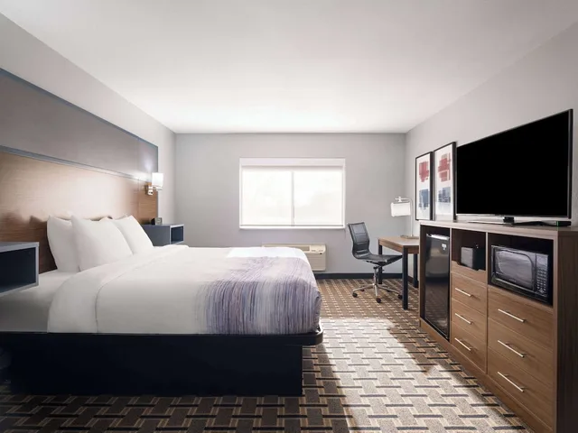 غرفة بسرير كينج، AmericInn by Wyndham Woodstock IL 1/6
