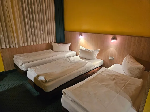 غرفة ثلاثية، Hotel A2 3/4
