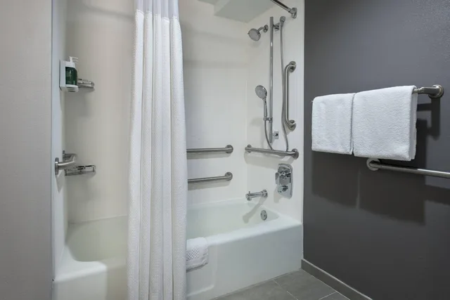 غرفة بسرير كينج مع أريكة بحوض استحمام لذوي الإعاقة، Courtyard Norwalk 7/10