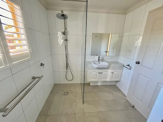 كوخ بسرير كوين وسريرين منفصلين بغرفتي نوم لذوي الإعاقة، DAYSY HILL COUNTRY COTTAGES 10/10