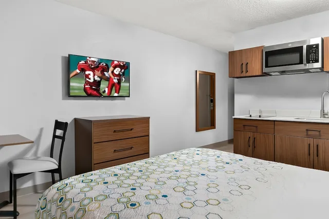 استوديو بسرير كوين، Red Roof Inn Auburn Hills 4/7