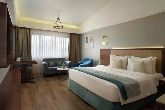 غرفة كلاسيكية بسرير كينج بإطلالة على المسبح، The Fern Kesarval Resort and Spa Goa 1/1